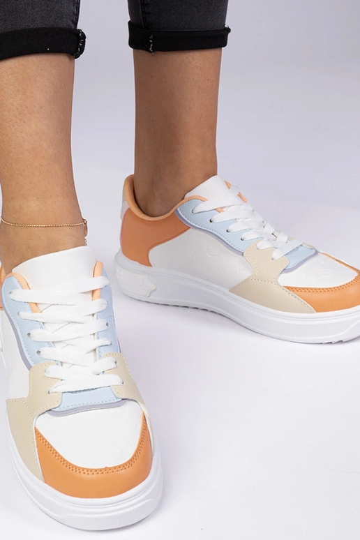 Baskets sportives blanches et orange...