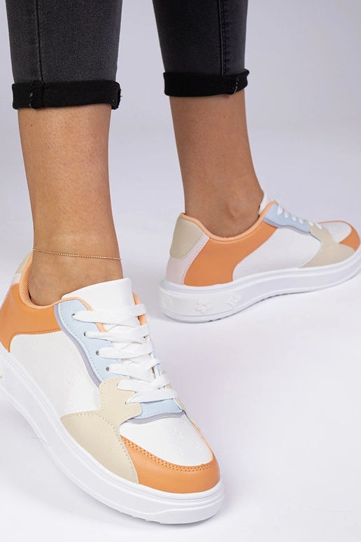 Baskets sportives blanches et orange...