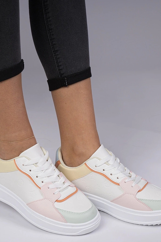 Baskets sportives blanches et jaunes...