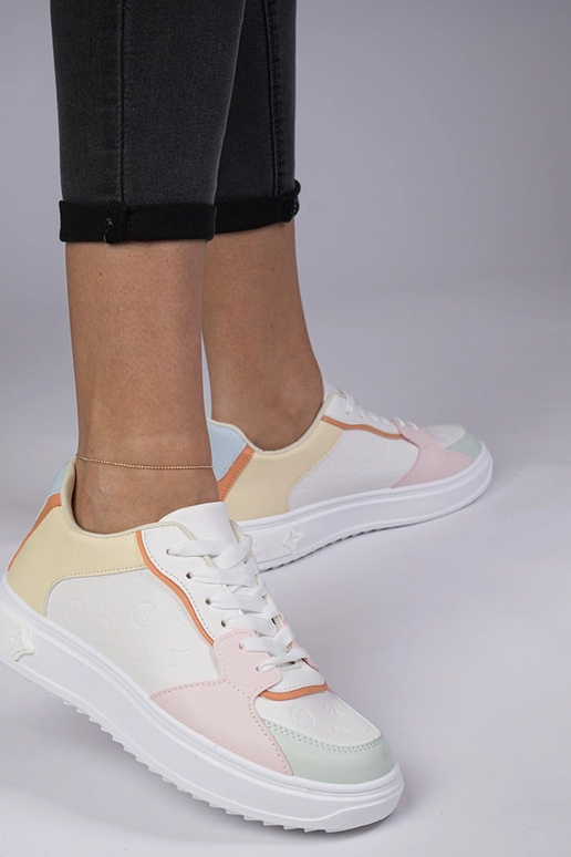 Baskets sportives blanches et jaunes...