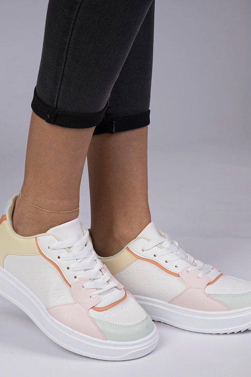 Baskets sportives blanches et jaunes...