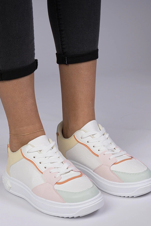 Baskets sportives blanches et jaunes...