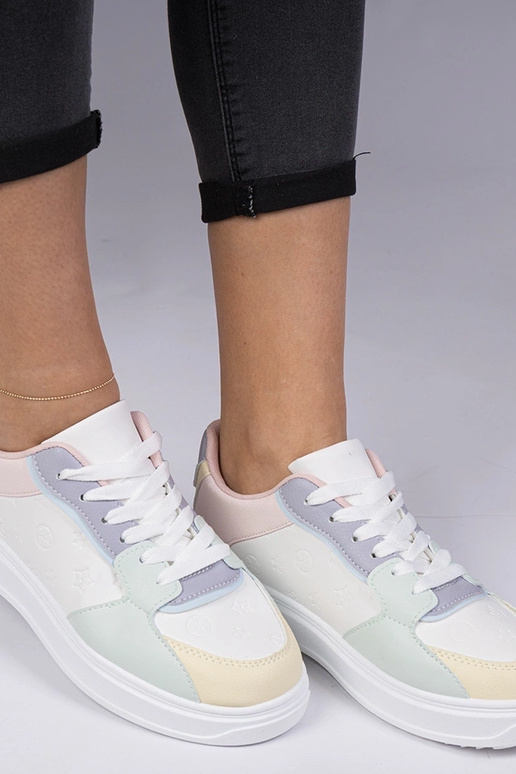 Baskets sportives blanches et bleues...