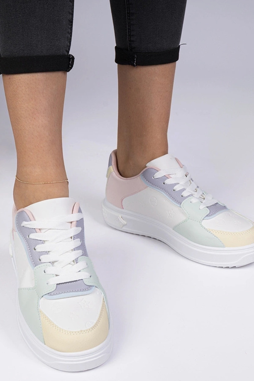 Baskets sportives blanches et bleues...