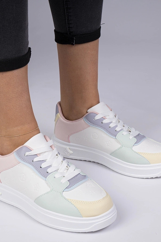 Baskets sportives blanches et bleues...