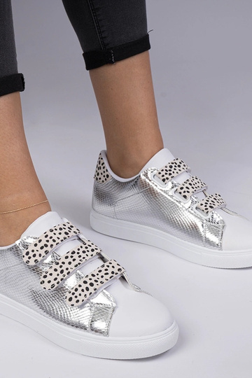 Baskets argentées avec...