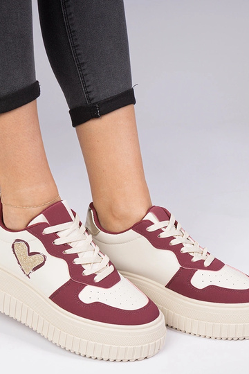 Baskets bordeaux pour femmes avec un cœur en paillettes Laira 2