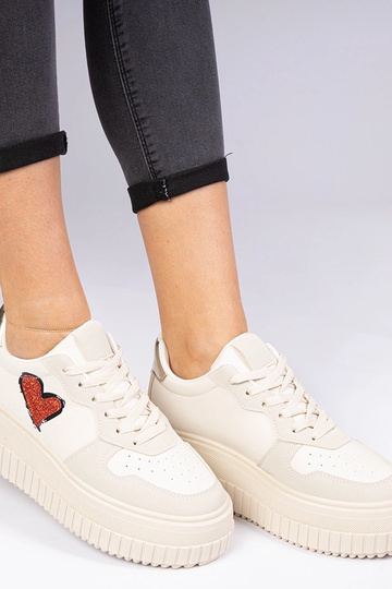 Baskets beiges pour femmes avec un cœur en paillettes Laira 2