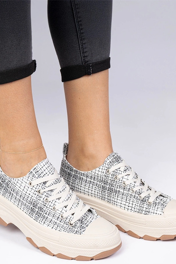 Baskets blanches et noires...