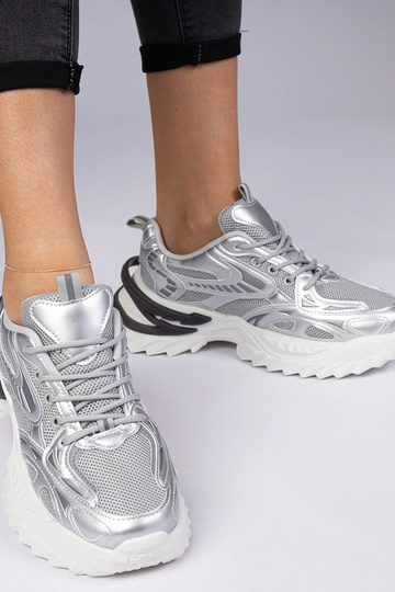 Baskets sportives argentées...