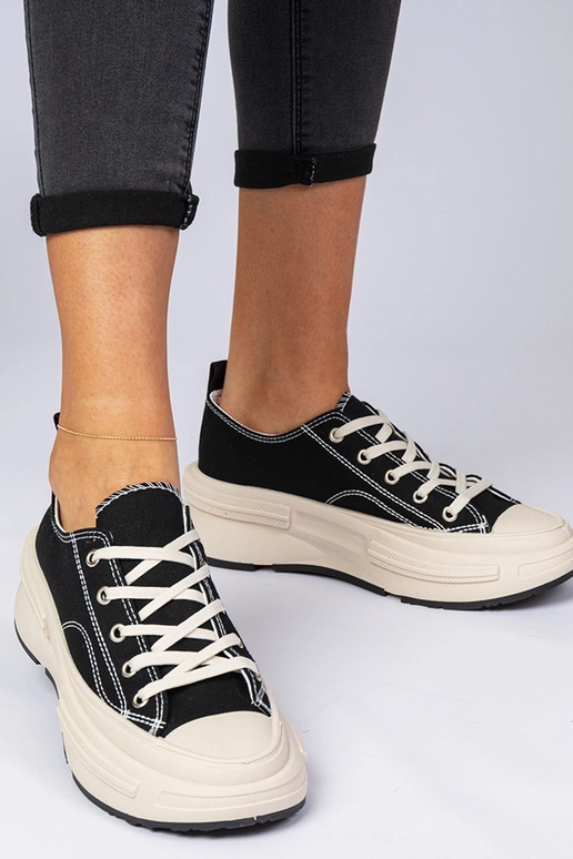 Baskets noires en matériau pour... Baskets noires en matériau pour...