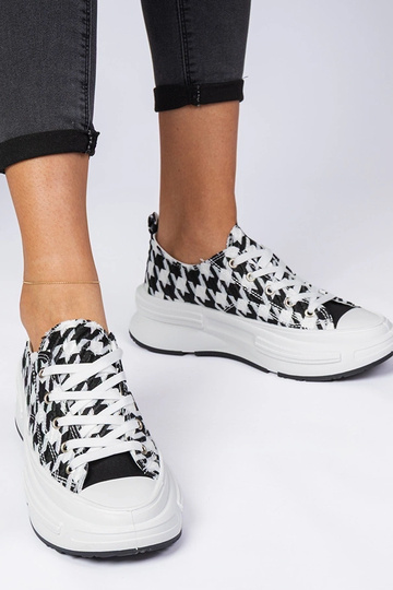 Baskets blanches et noires...