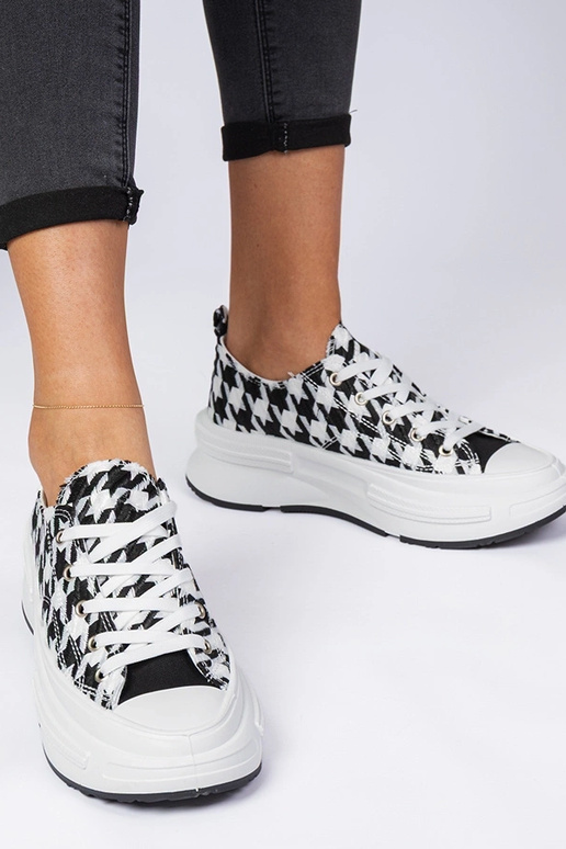 Baskets blanches et noires en... Baskets blanches et noires en...