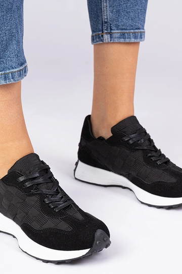 Baskets de sport noires... 2