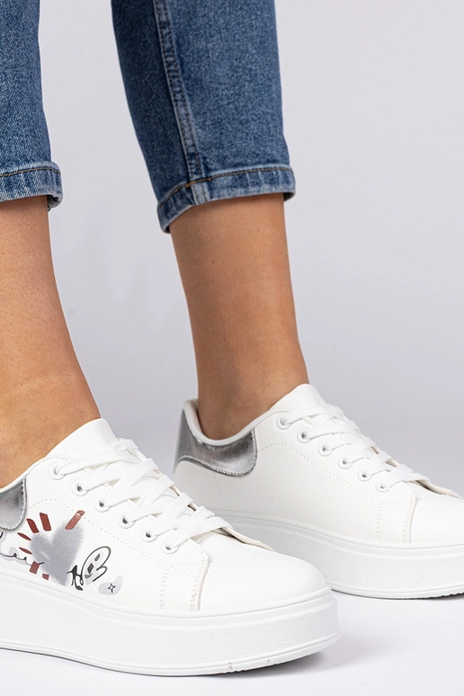 Baskets blanches et argentées pour... Baskets blanches et argentées pour...