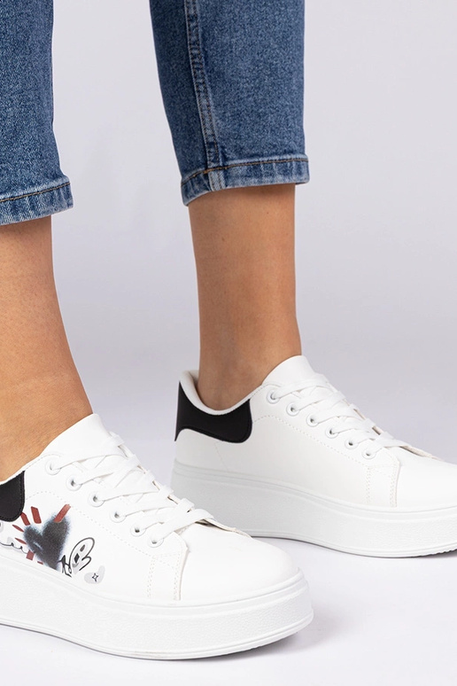 Baskets blanches et noires pour... Baskets blanches et noires pour...