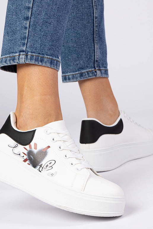 Baskets blanches et noires pour... Baskets blanches et noires pour...