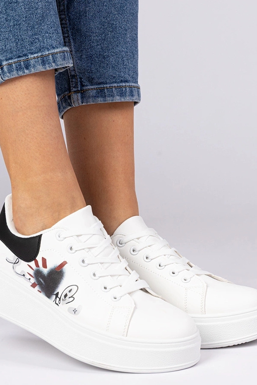 Baskets blanches et noires pour... Baskets blanches et noires pour...