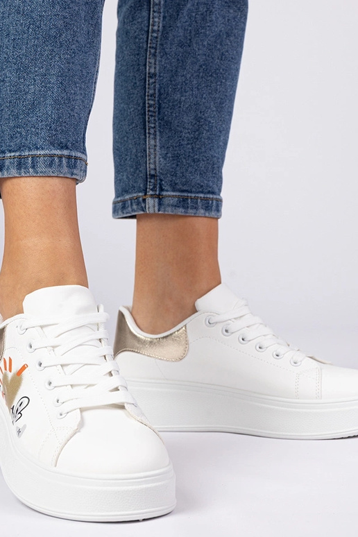 Baskets blanches et dorées pour... Baskets blanches et dorées pour...