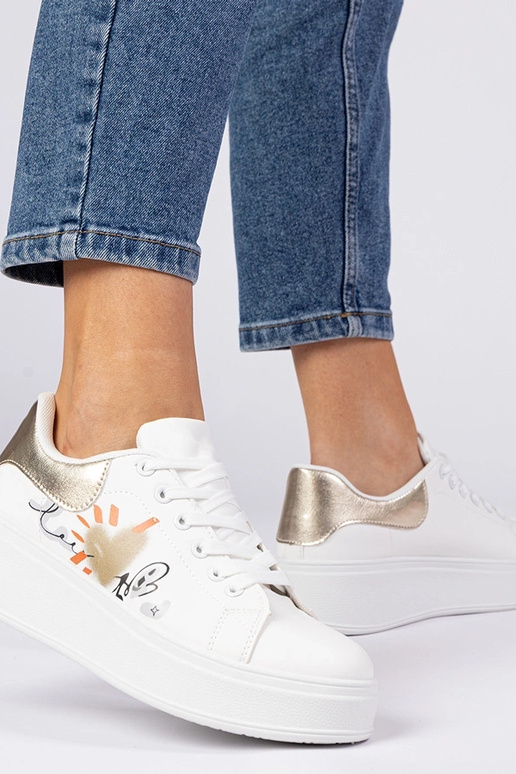 Baskets blanches et dorées pour... Baskets blanches et dorées pour...