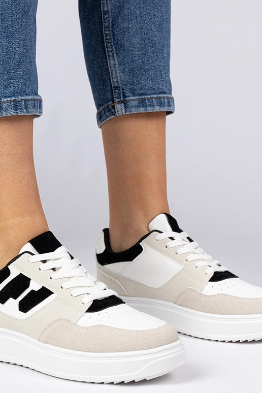 Baskets blanches et noires pour... Baskets blanches et noires pour...