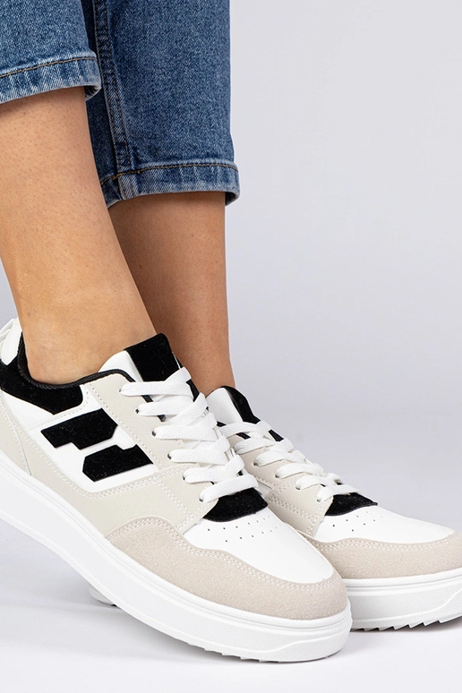 Baskets blanches et noires pour... Baskets blanches et noires pour...