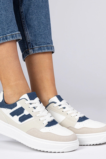 Baskets blanches et bleues...