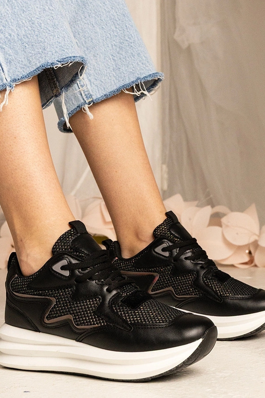 Baskets noires avec élément... Baskets noires avec élément...