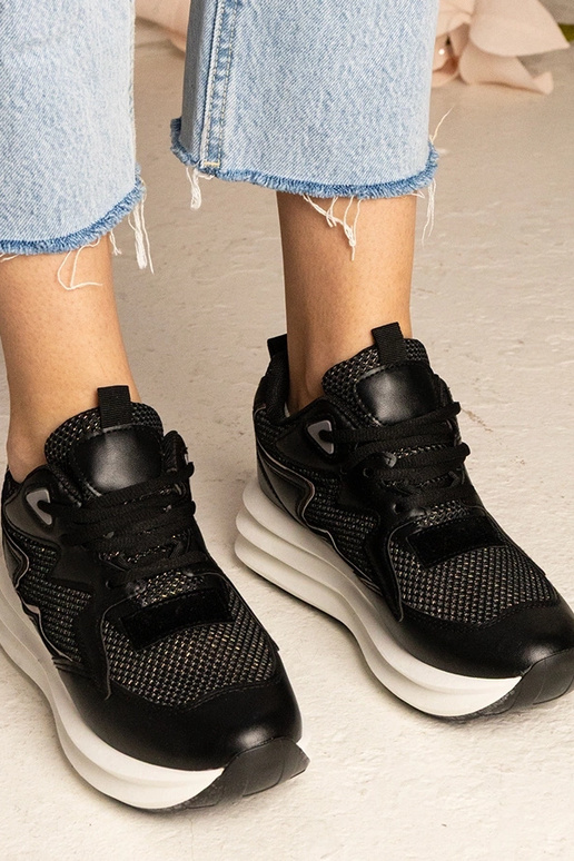 Baskets noires avec élément... Baskets noires avec élément...