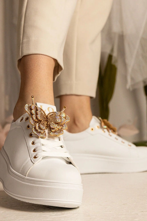 Baskets blanches avec un papillon en... Baskets blanches avec un papillon en...