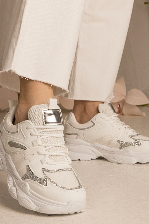 Baskets blanches sportives pour... Baskets blanches sportives pour...