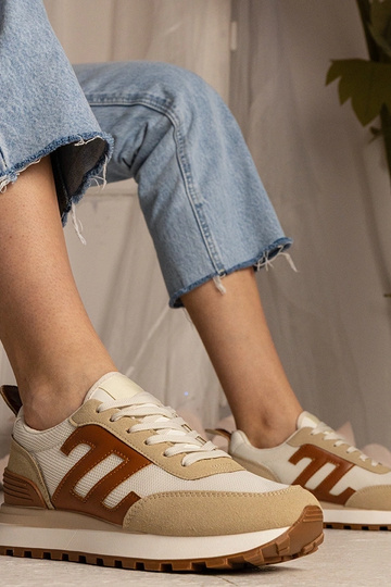 Baskets beiges sportives... 2