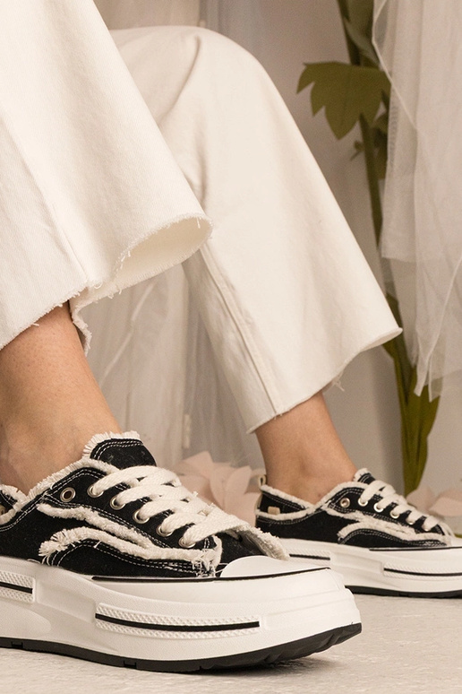 Baskets noires pour femmes montantes... Baskets noires pour femmes montantes...