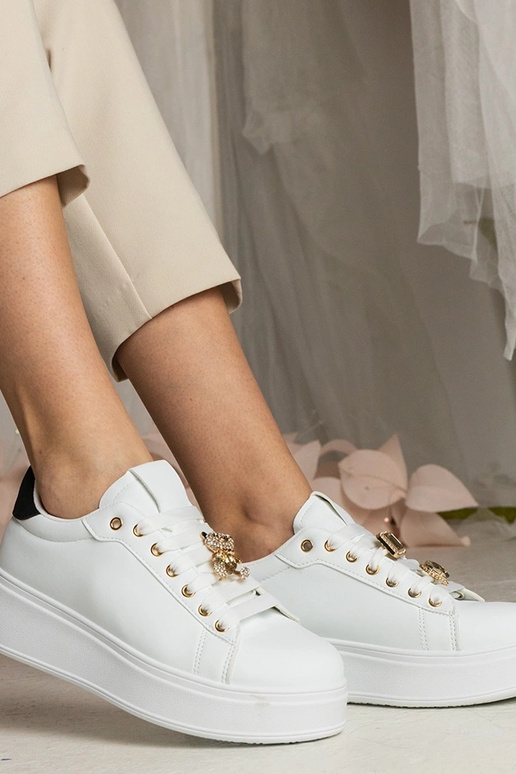 Baskets blanches et noires pour... Baskets blanches et noires pour...