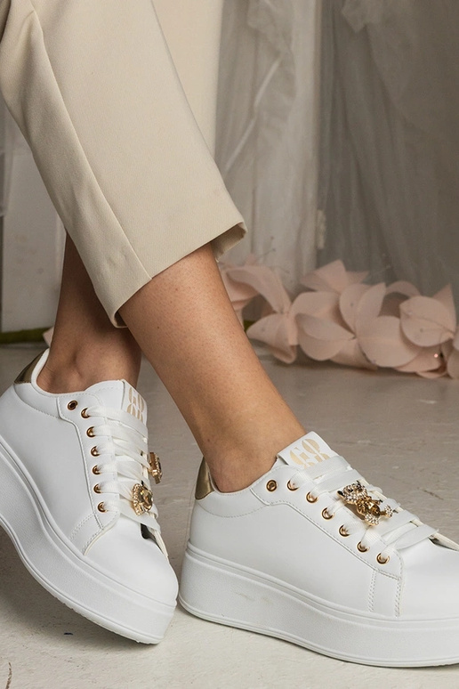 Baskets blanches et dorées pour... Baskets blanches et dorées pour...