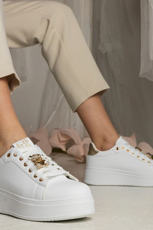 Baskets blanches et dorées pour... Baskets blanches et dorées pour...