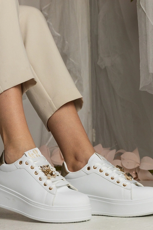 Baskets blanches et dorées pour... Baskets blanches et dorées pour...