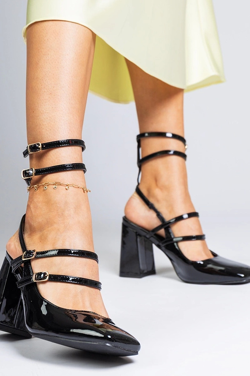 Escarpins laqués noirs à talon bloc... Escarpins laqués noirs à talon bloc...