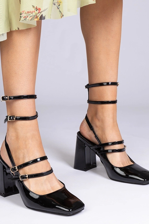 Escarpins laqués noirs à talon bloc... Escarpins laqués noirs à talon bloc...