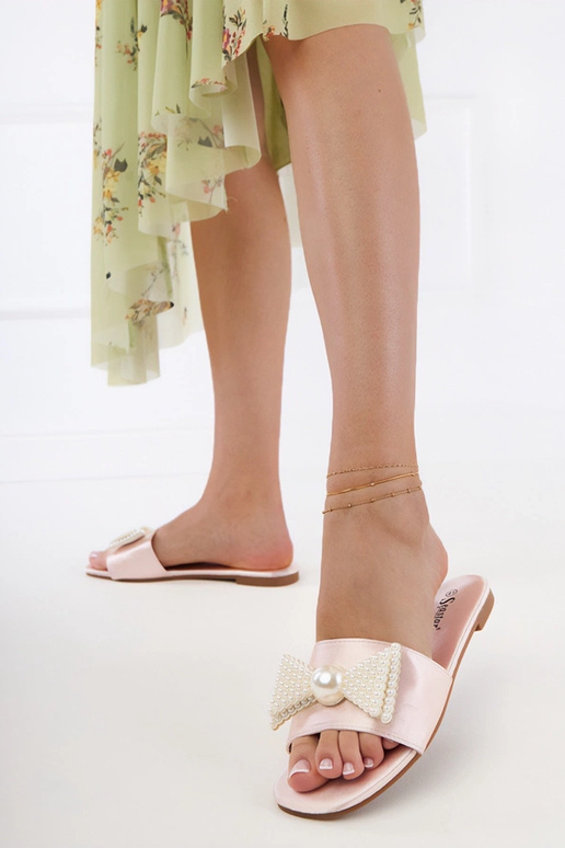 Chaussons en satin couleur sable pour... Chaussons en satin couleur sable pour...