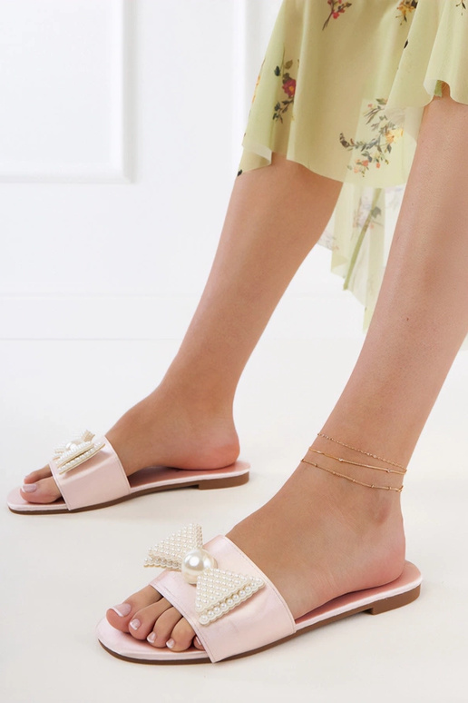 Chaussons en satin couleur sable pour... Chaussons en satin couleur sable pour...