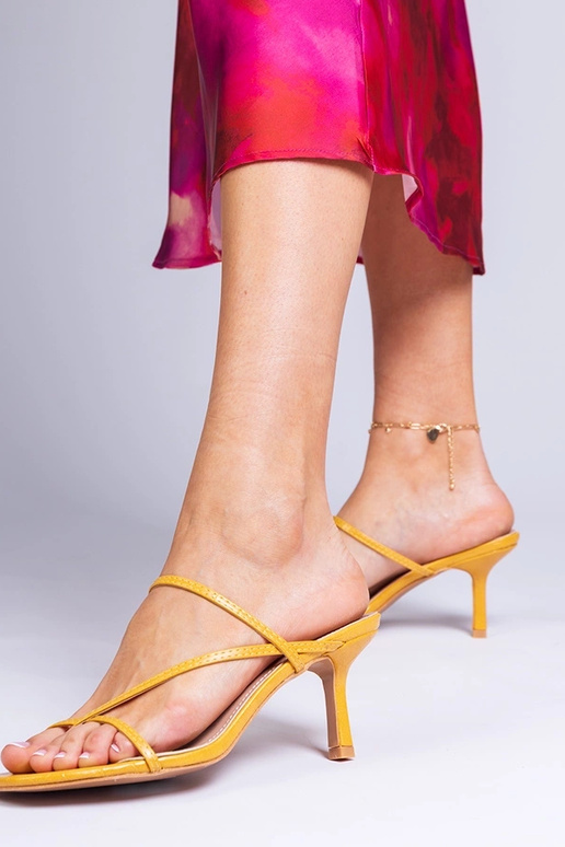 Chaussons élégants jaunes pour femmes...