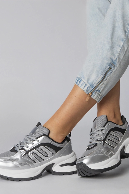 Baskets argentées sur semelle...