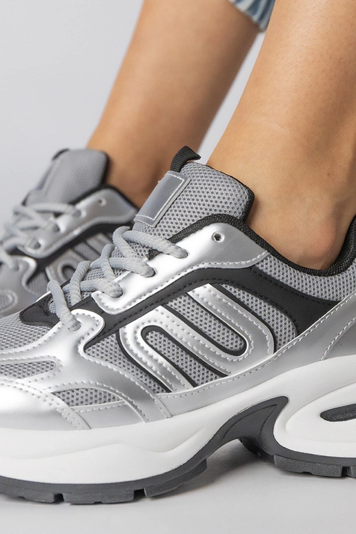 Baskets argentées sur semelle...