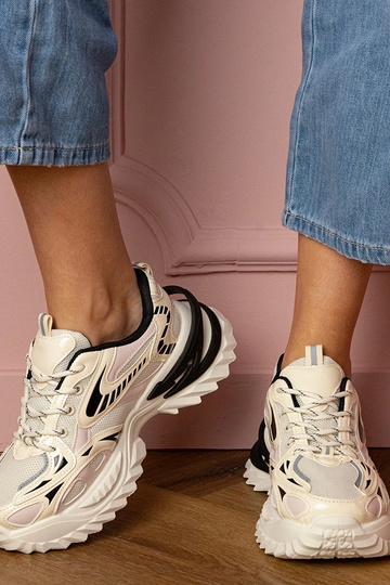 Baskets couleur sable pour femmes sur plateforme stylée Carina