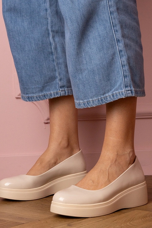 Mocassins couleur sable laqués pour... Mocassins couleur sable laqués pour...