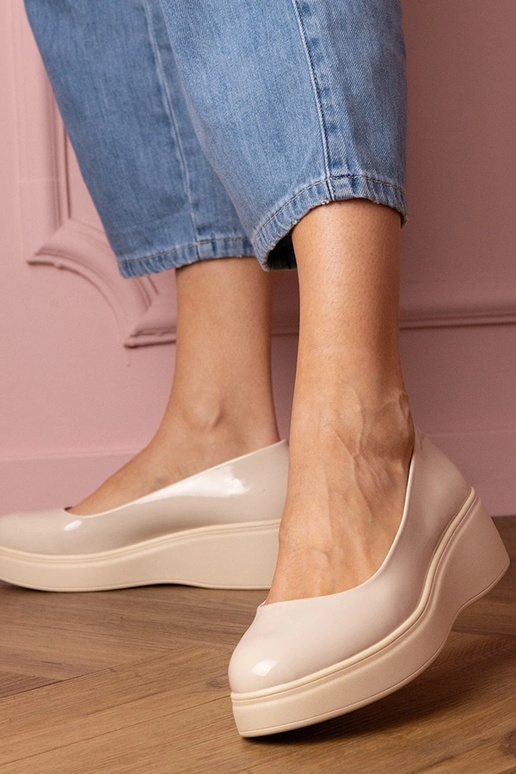 Mocassins couleur sable laqués pour... Mocassins couleur sable laqués pour...