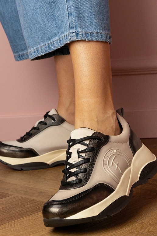 Chaussures de sport grises pour... Chaussures de sport grises pour...