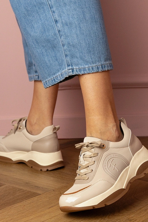 Chaussures de sport couleur sable... Chaussures de sport couleur sable...