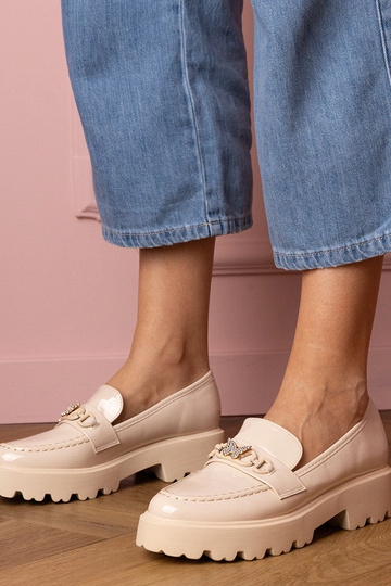 Mocassins laqués pour femmes sable avec décoration en cristaux en forme de papillon Sanita